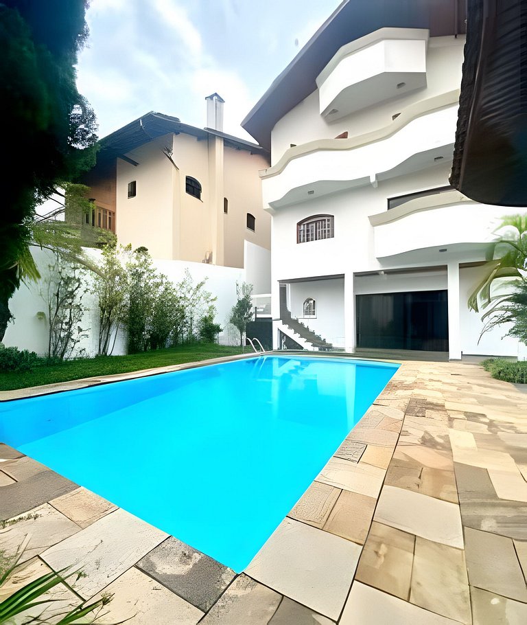 Casa com piscina • salão de jogos • 4min do Autódromo