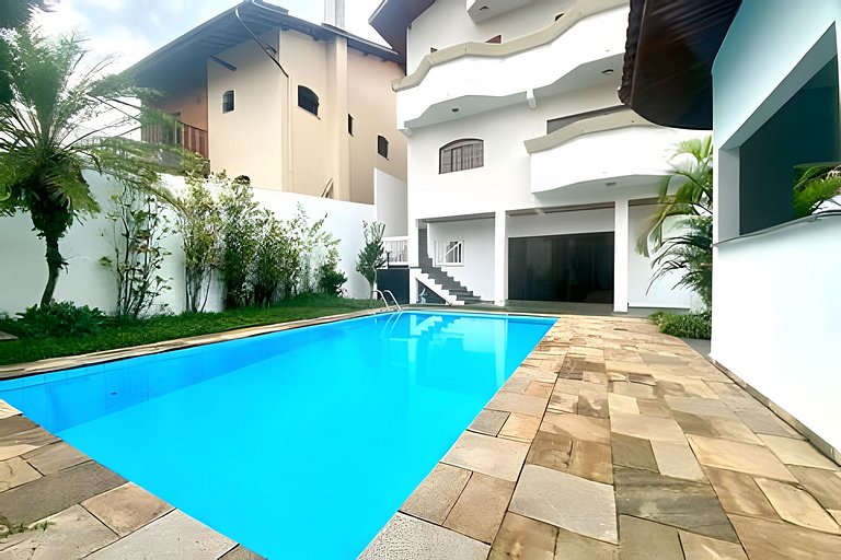Casa com piscina • salão de jogos • 4min do Autódromo