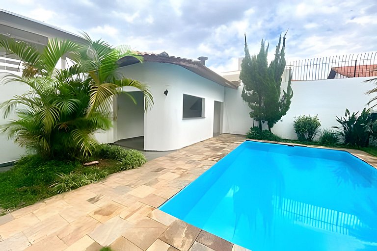 Casa com piscina • salão de jogos • 4min do Autódromo