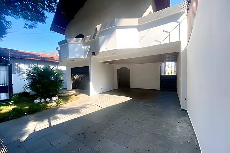 Casa com piscina • salão de jogos • 4min do Autódromo